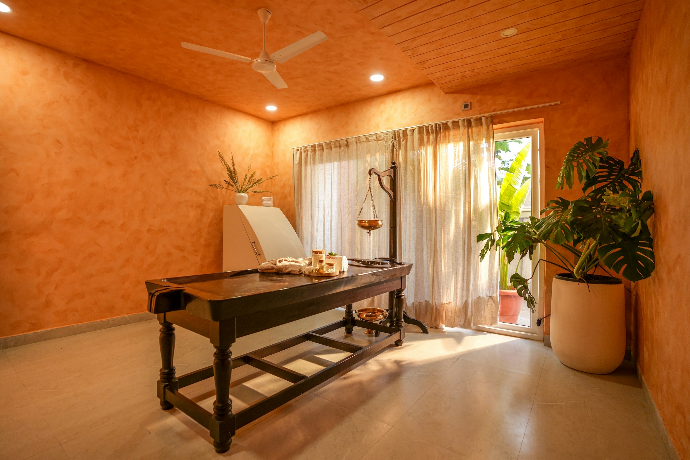 Không gian spa với ánh nắng tự nhiên và cây xanh, ảnh minh họa.