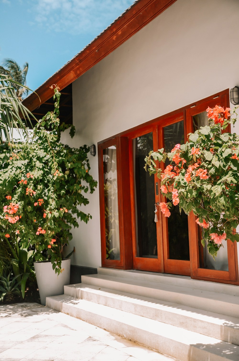 Lối vào villa với hoa giấy, ảnh minh họa; không phải ảnh của căn đang giới thiệu